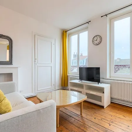 2-bedroom Near Metro شقة *